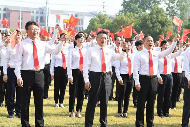 中国东方教育13万教师生献礼新中国成立70周年！