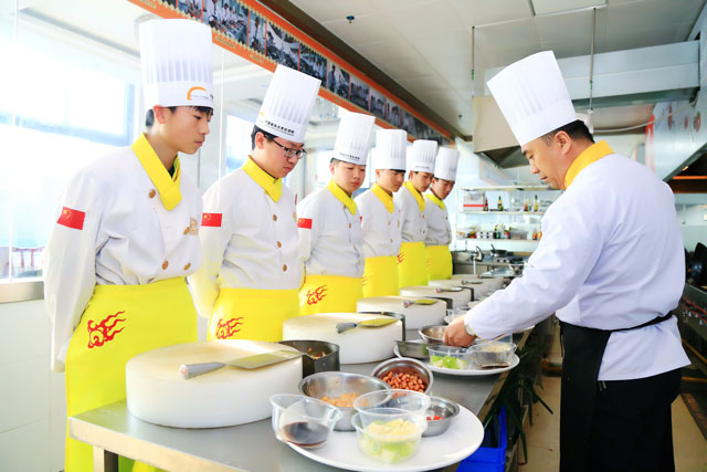 学厨师哪个学校好?新东方学厨师靠谱吗?